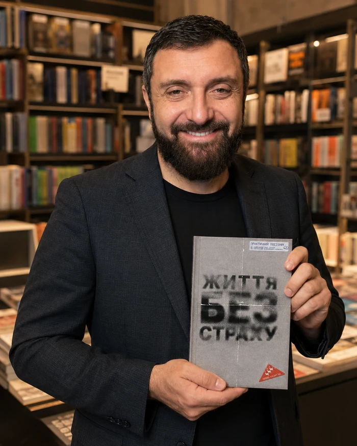 Павло Казарʼян з книгою
